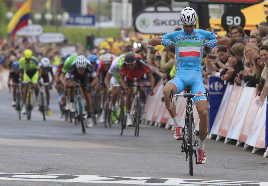 Il Tour di Vincenzo Nibali parte subito col botto: lo Squalo vince la seconda tappa con arrivo a Sheffield (Inghilterra). Bettini